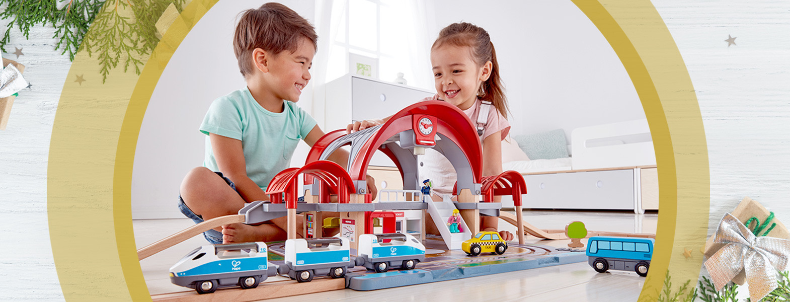 Zwei Kinder spielen mit einer Holzeisenbahn von Hape, daneben steht in goldener Schrift: Holzspielzeug: Eisenbahn, Bausteine & Co.
