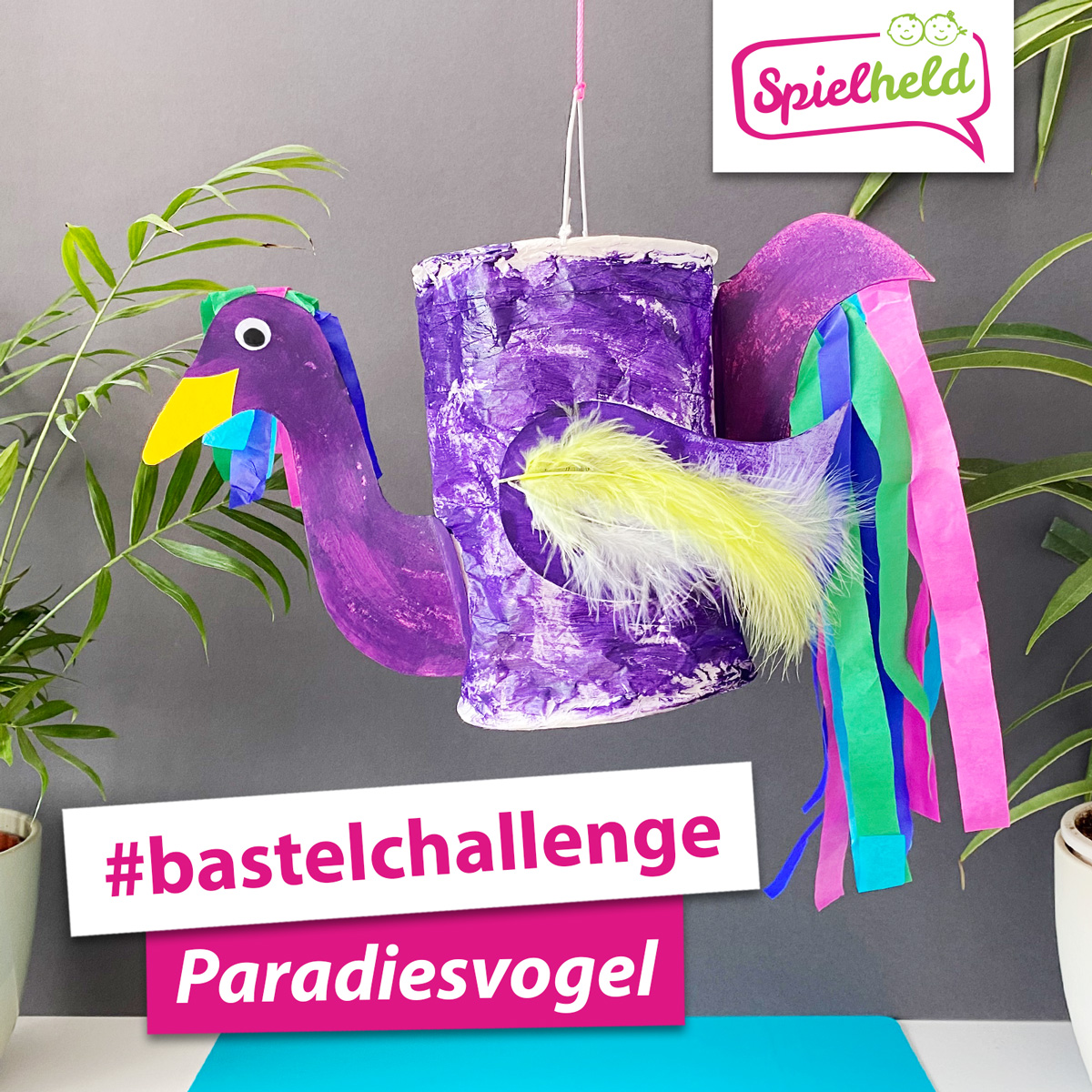 Paradiesvogel: Gestalte eine Papier-Laterne um und lasse einen farbenfrohen Paradiesvogel mit Fotokarton und Seidenpapierentstehen!