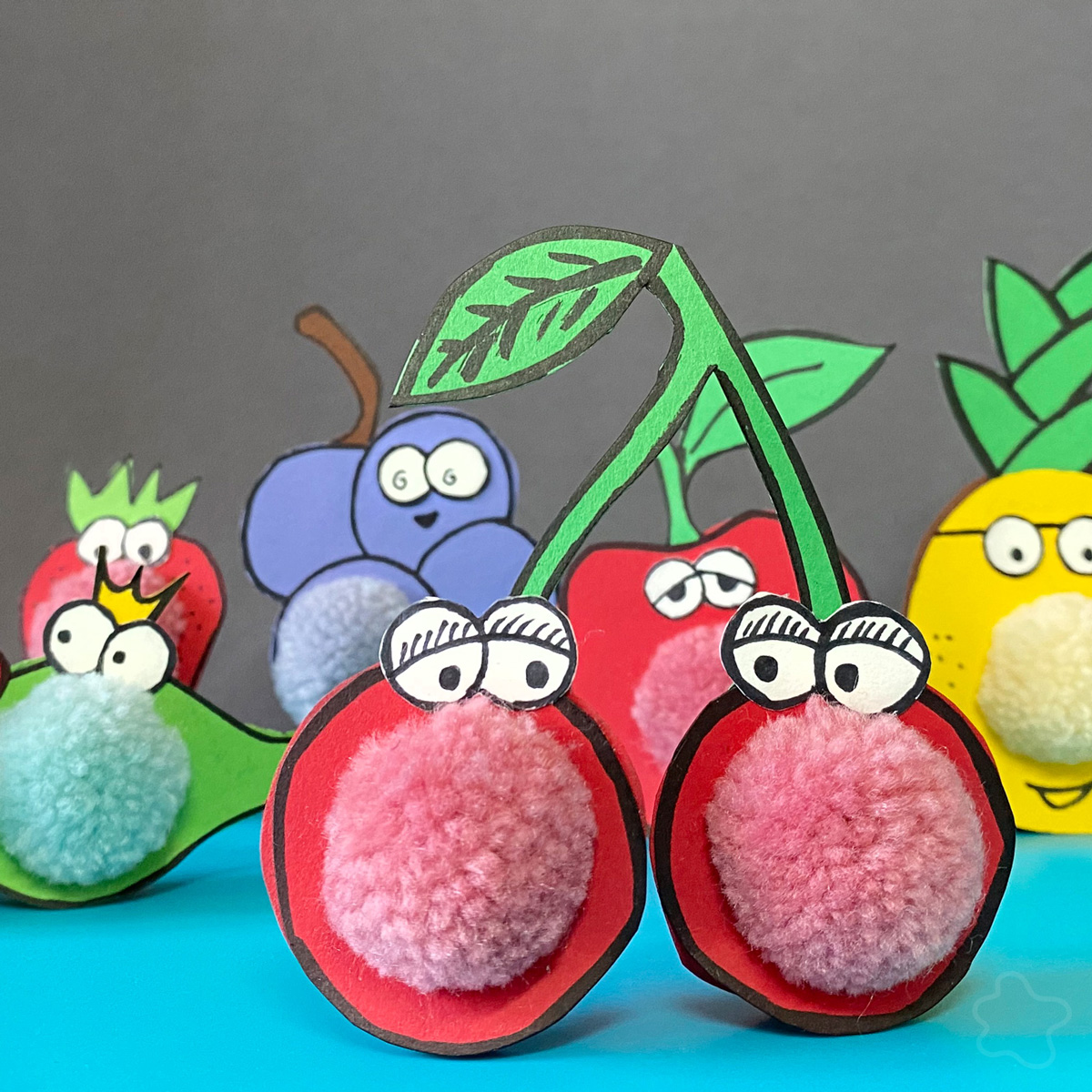 Kirschen, Ananas, Apfel, Weintraube, Erdbeere aus Fotokarton mit Augen, Mund und Charakter