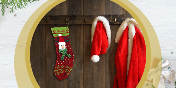 Nikolaus-Socke und Nikolauskostüm an einer Garderobe aus Holz.
