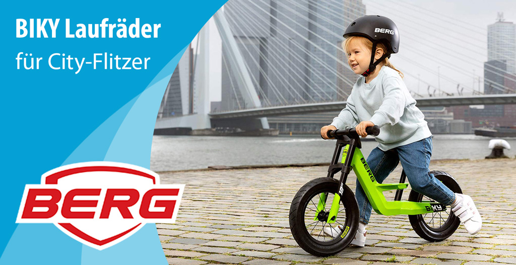 BERG Biky Laufräder: Ein kleines Kind fährt mit dem Biky Laufrad und mit Helm durch die Stadt.